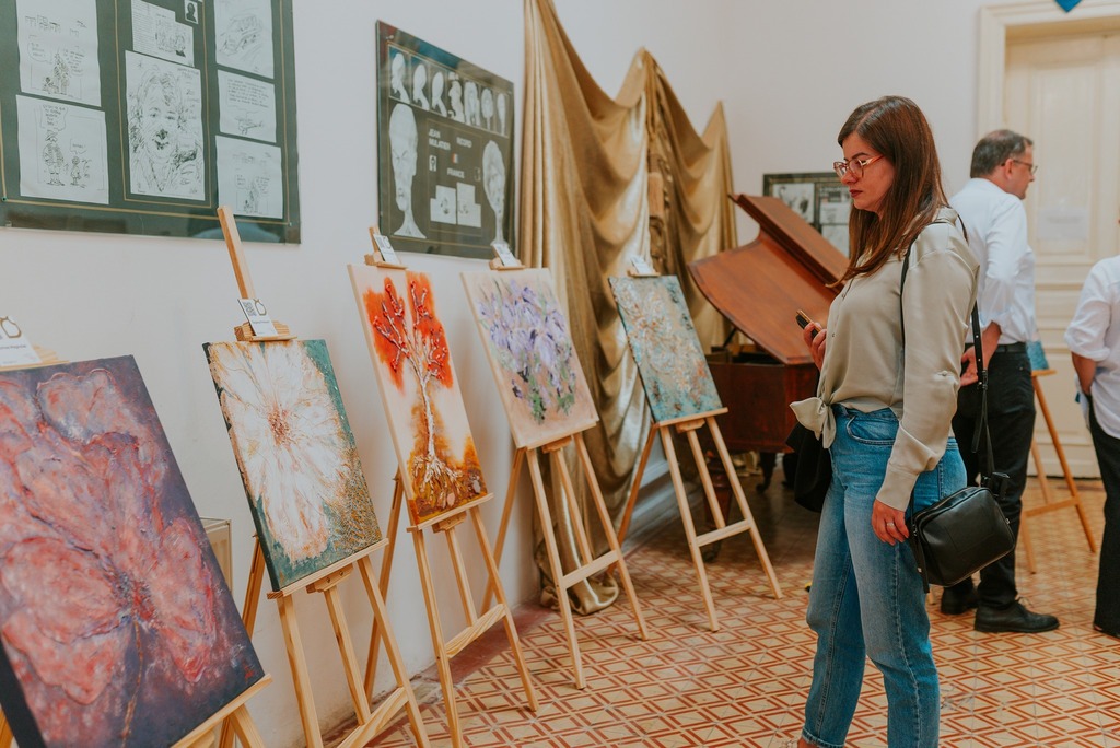 Prorectorul UVVG, Anca Hermenean, a susținut primul vernisaj de pictură