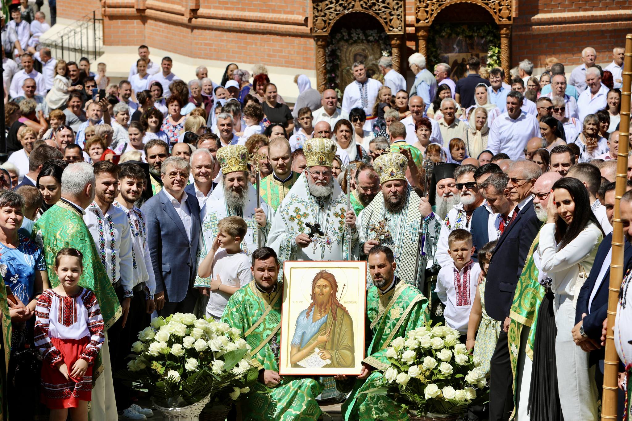 FOTO. Liturghie întreit arhierească la Scărișoara. Trei episcopi au slujit