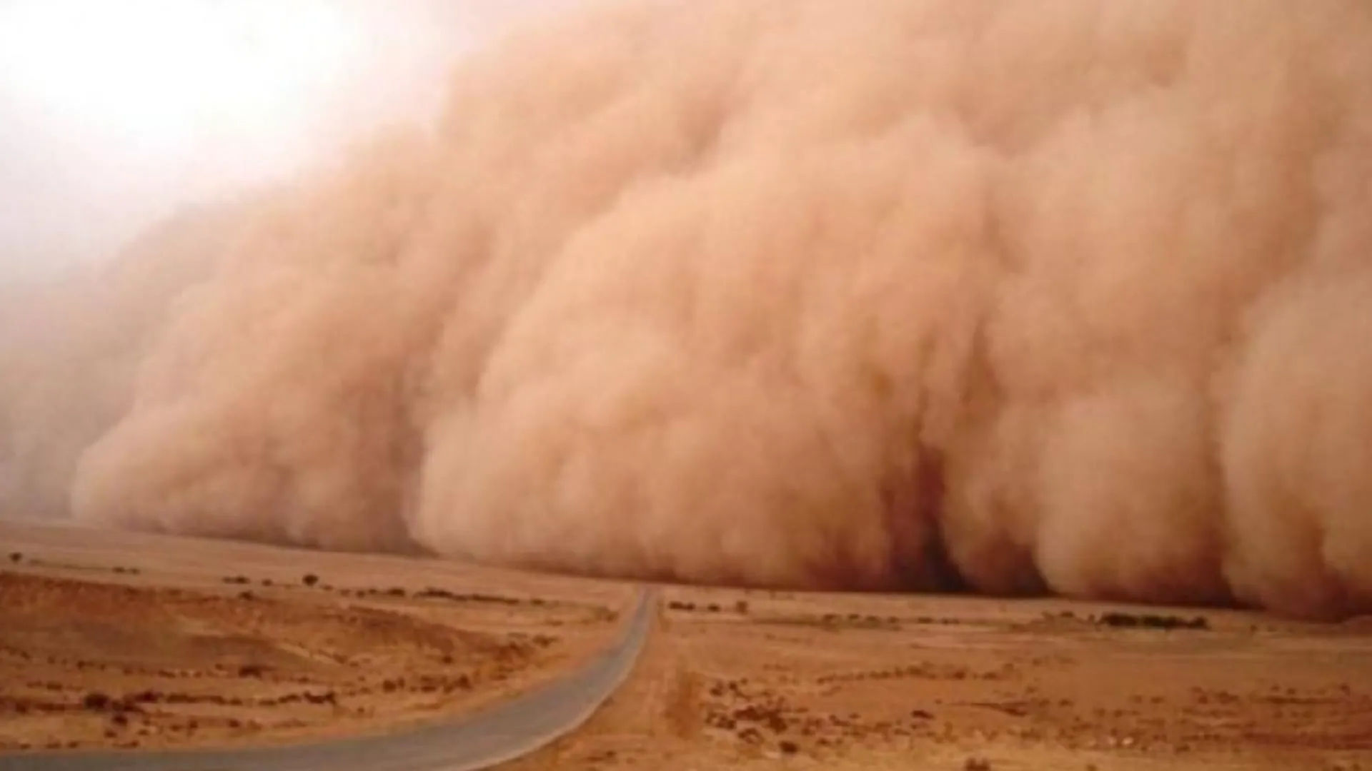 UN VAL DE PRAF SAHARIAN VINE PESTE ROMÂNIA