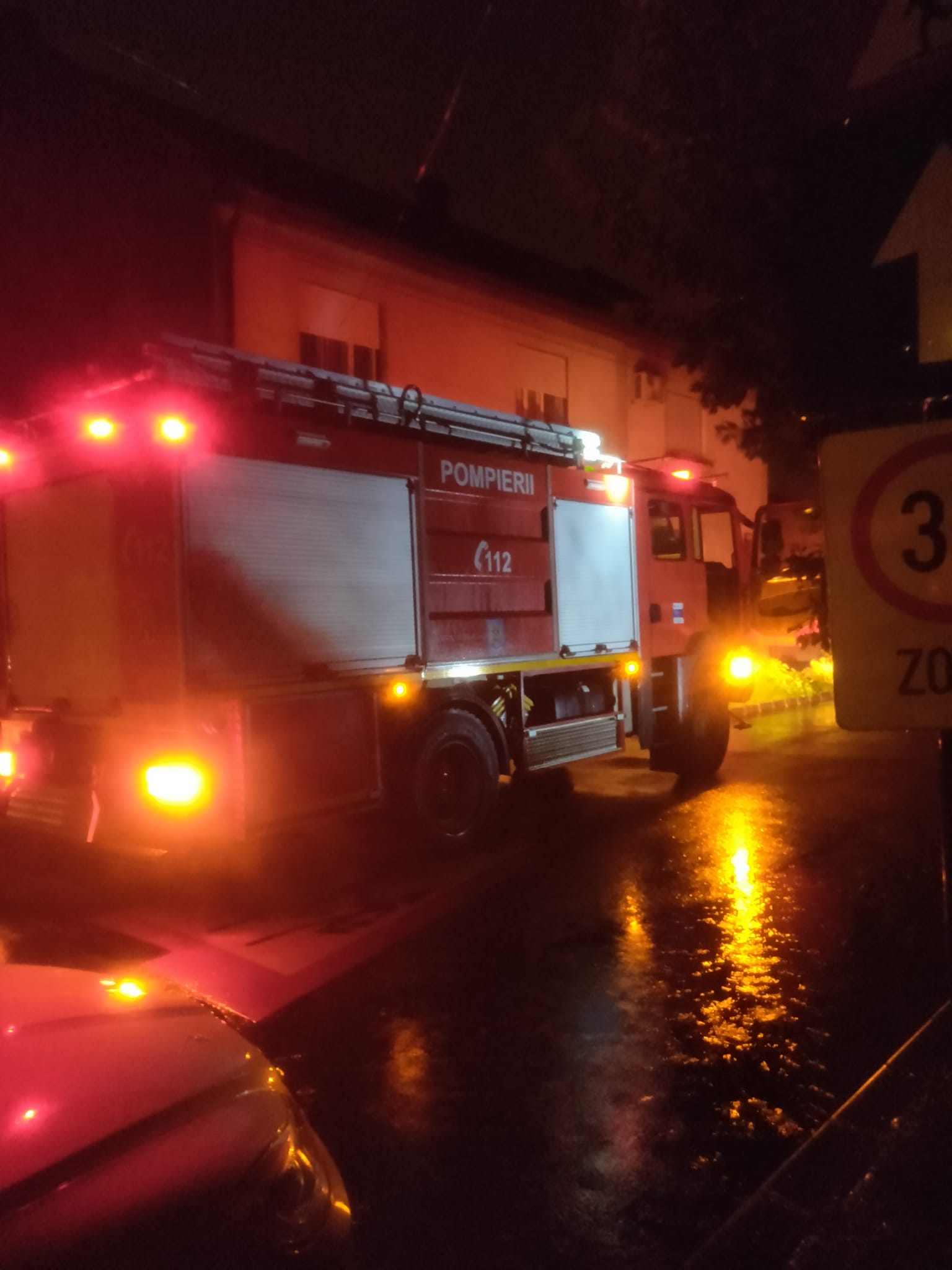 Furtuna a făcut ravagii în județ. Pompierii, solicitați din plin