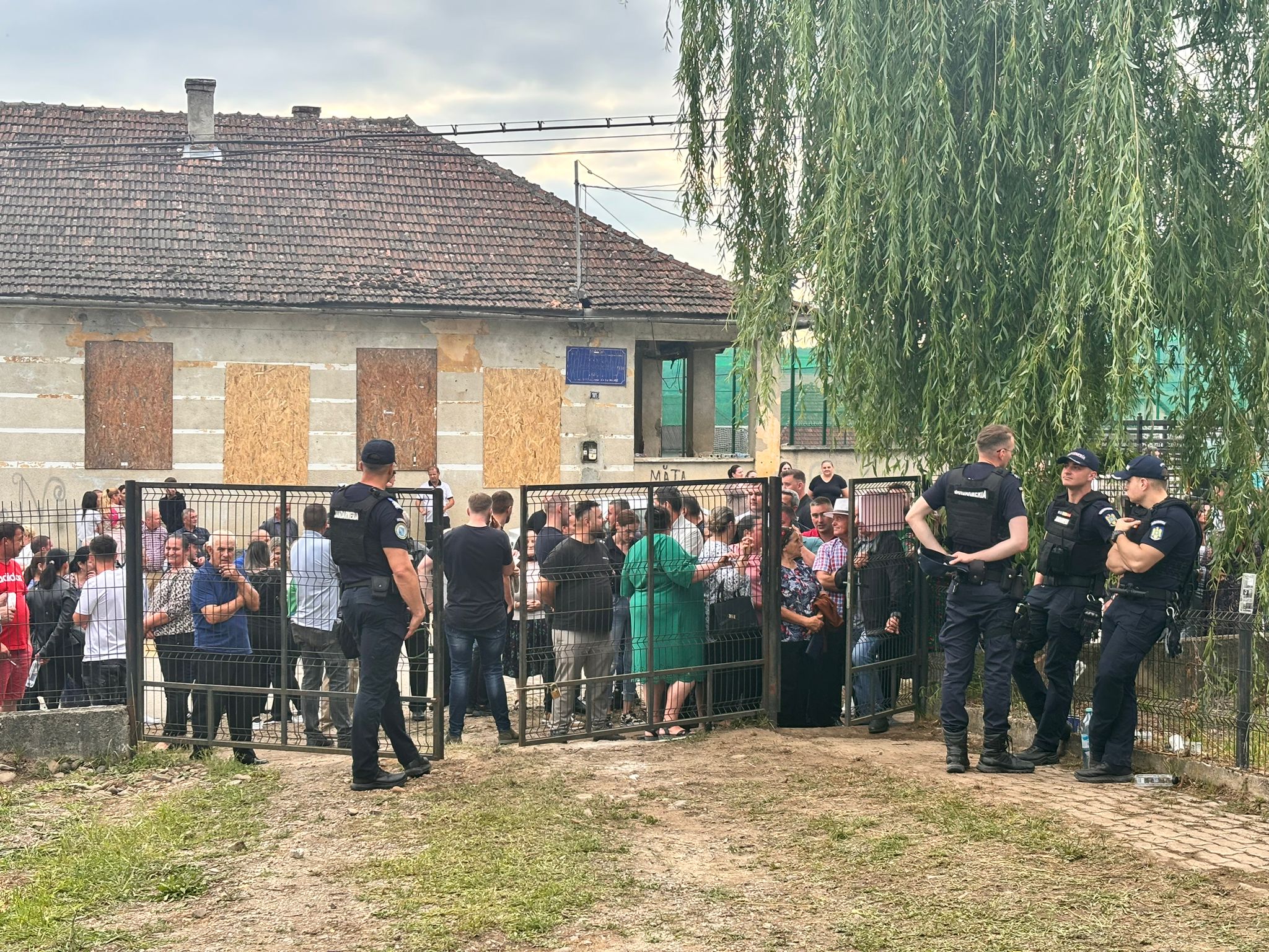 FOTO. Alegători păziți de jandarmi în Oaș. Situație tensionată