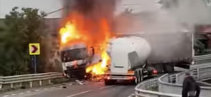 Un TIR și o cisternă au ars ca o torță în județul vecin, după ce s-au ciocnit violent