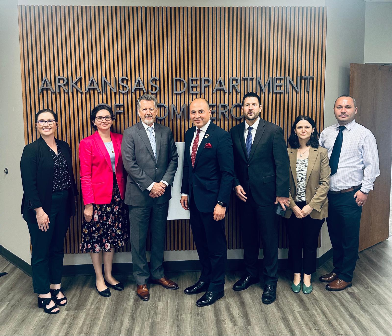 Vizita ambasadorului României în statele americane Kansas și Arkansas. Întâlniri cu comunitățile de români, mediul universitar și de cercetare științifică, discuții cu oficiali ai celor două state privind oportunități de colaborare economică, cu accent pe