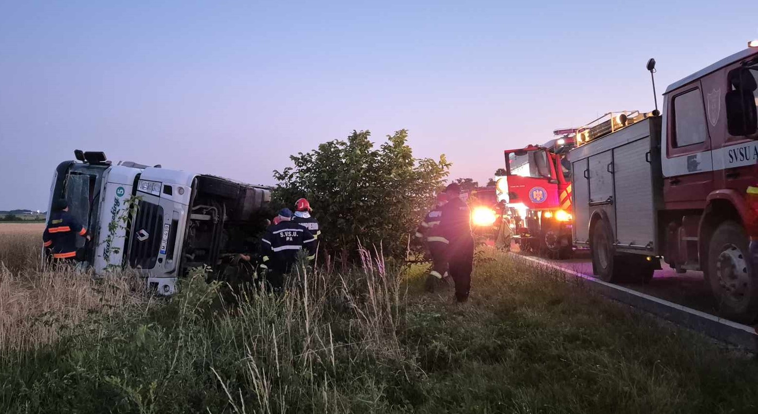 FOTO. ACCIDENT GRAV. Tir răsturnat în șanț, șofer încarcerat și grav rănit