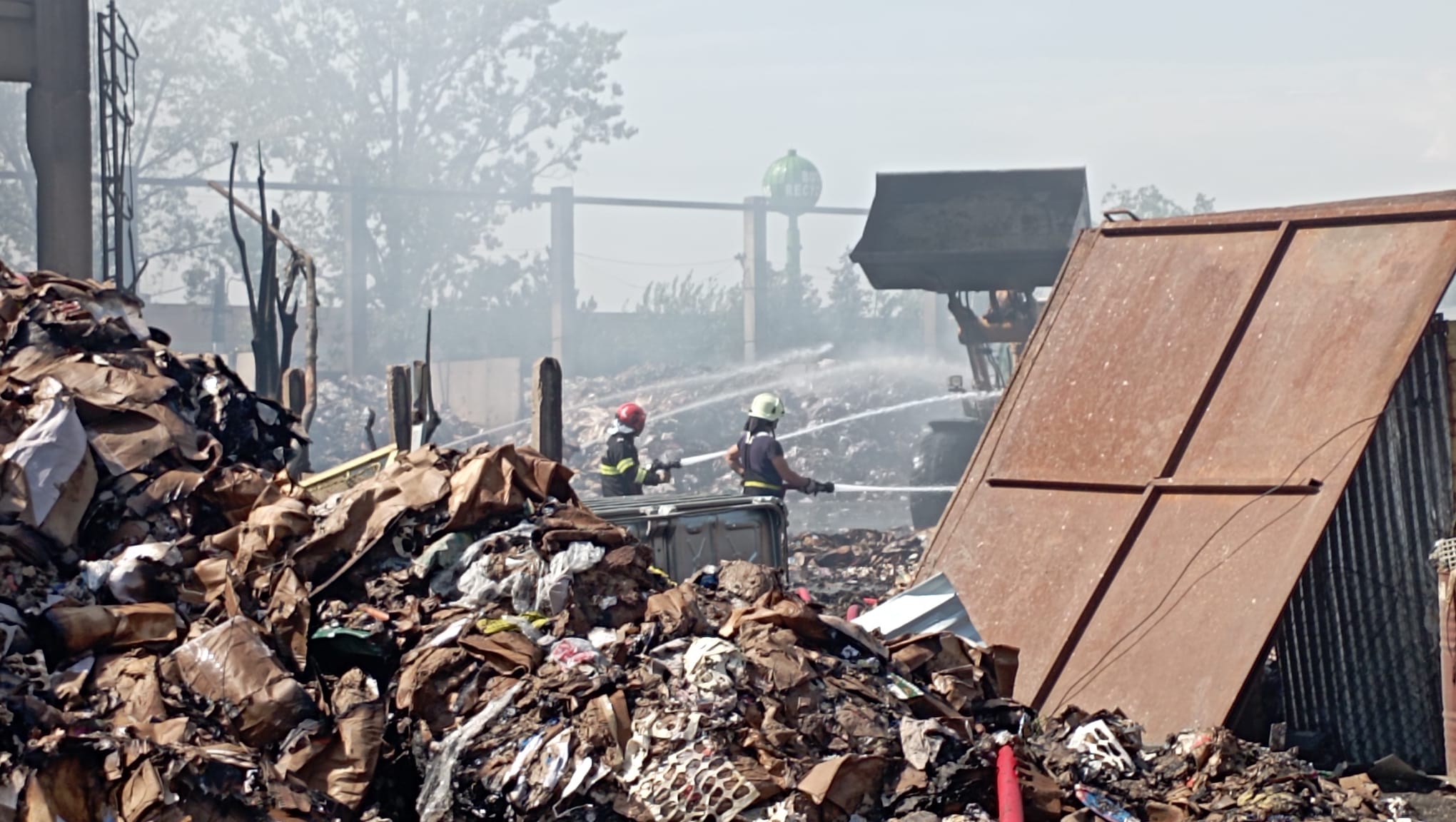 Pompierii continuă intervenția la hala de colectare de deșeuri de pe strada Magnoliei