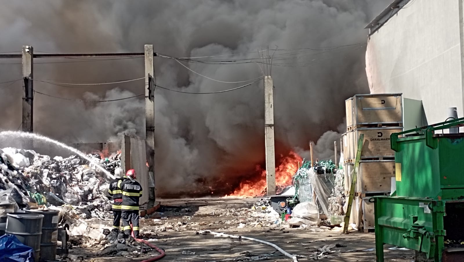 Incendiul de proporții de la depozitul de deșeuri de pe strada Magnoliei lichidat după 28 de ore!  CAUZA: ȚIGARA ȘI FUMATUL ÎN LOCURI NEPERMISE