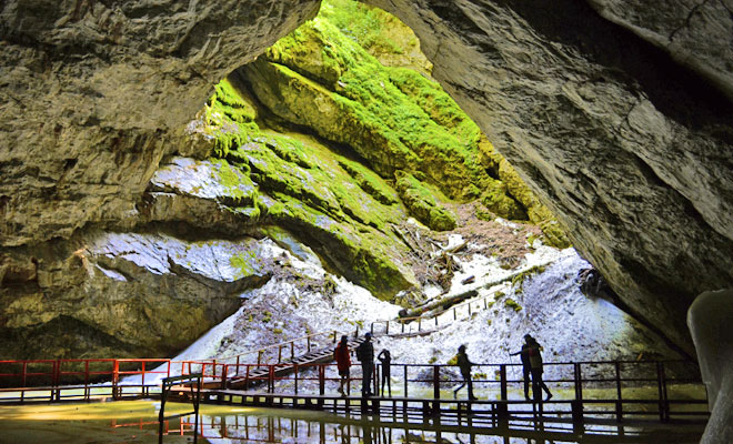 Destinații de weekend. Peștera Ghețarul de la Scărișoara – un loc unic în România