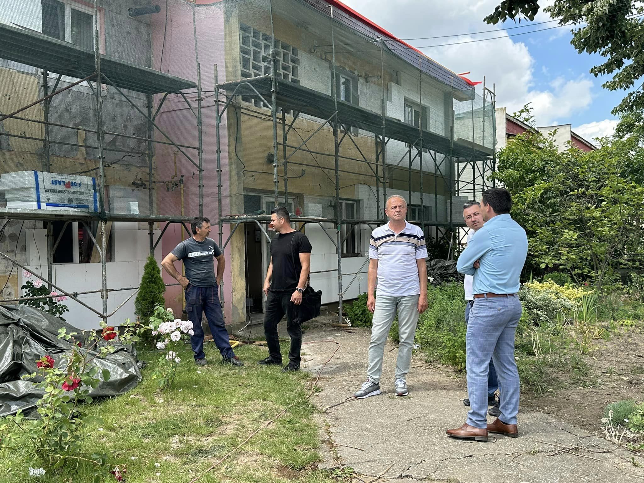 Lucrările de reabilitare a blocurilor din Ardud continuă