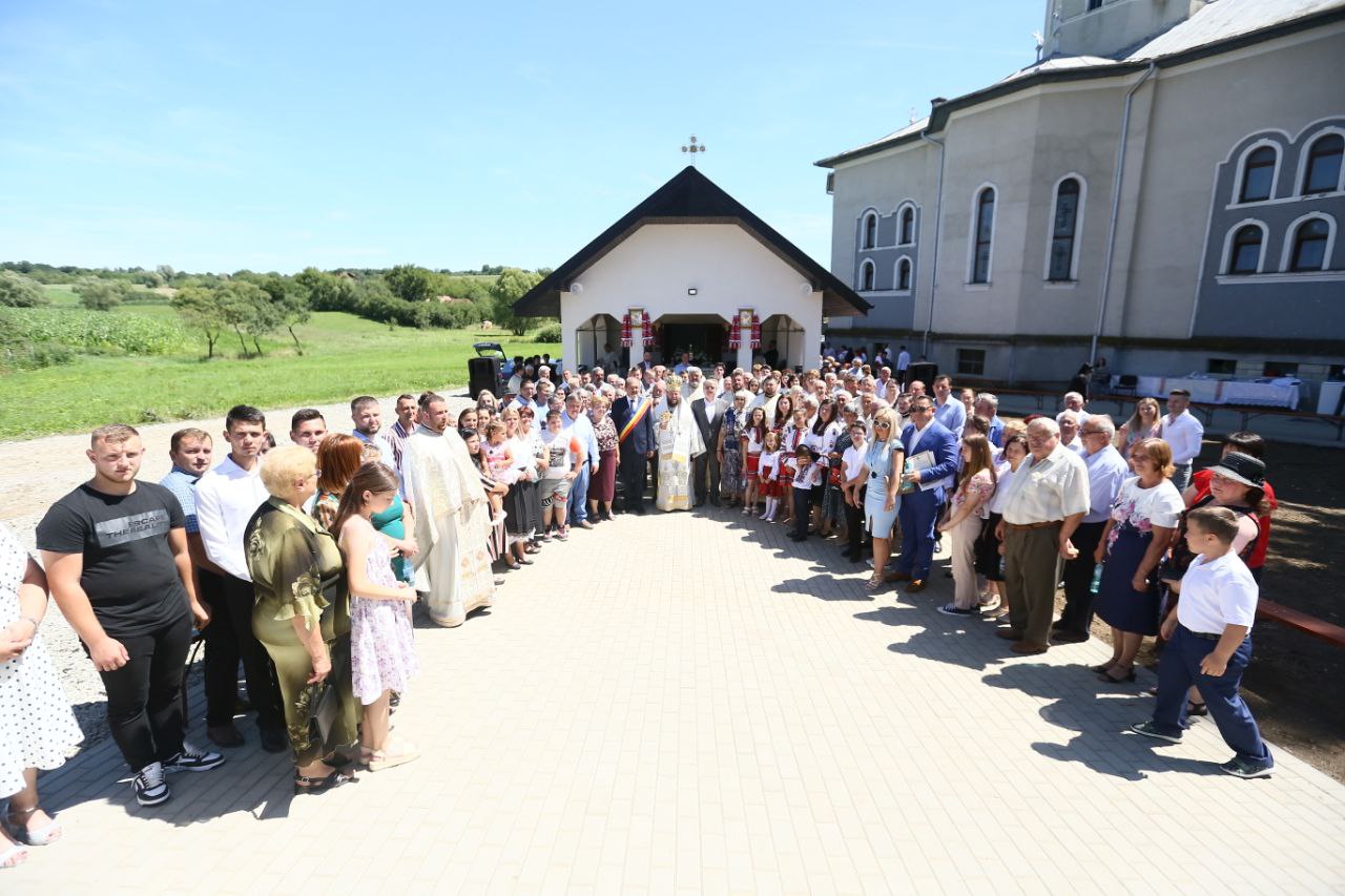 FOTOGALERIE. Liturghie Arhierească la Giurtelecu Hododului. A fost binecuvântată capela mortuară