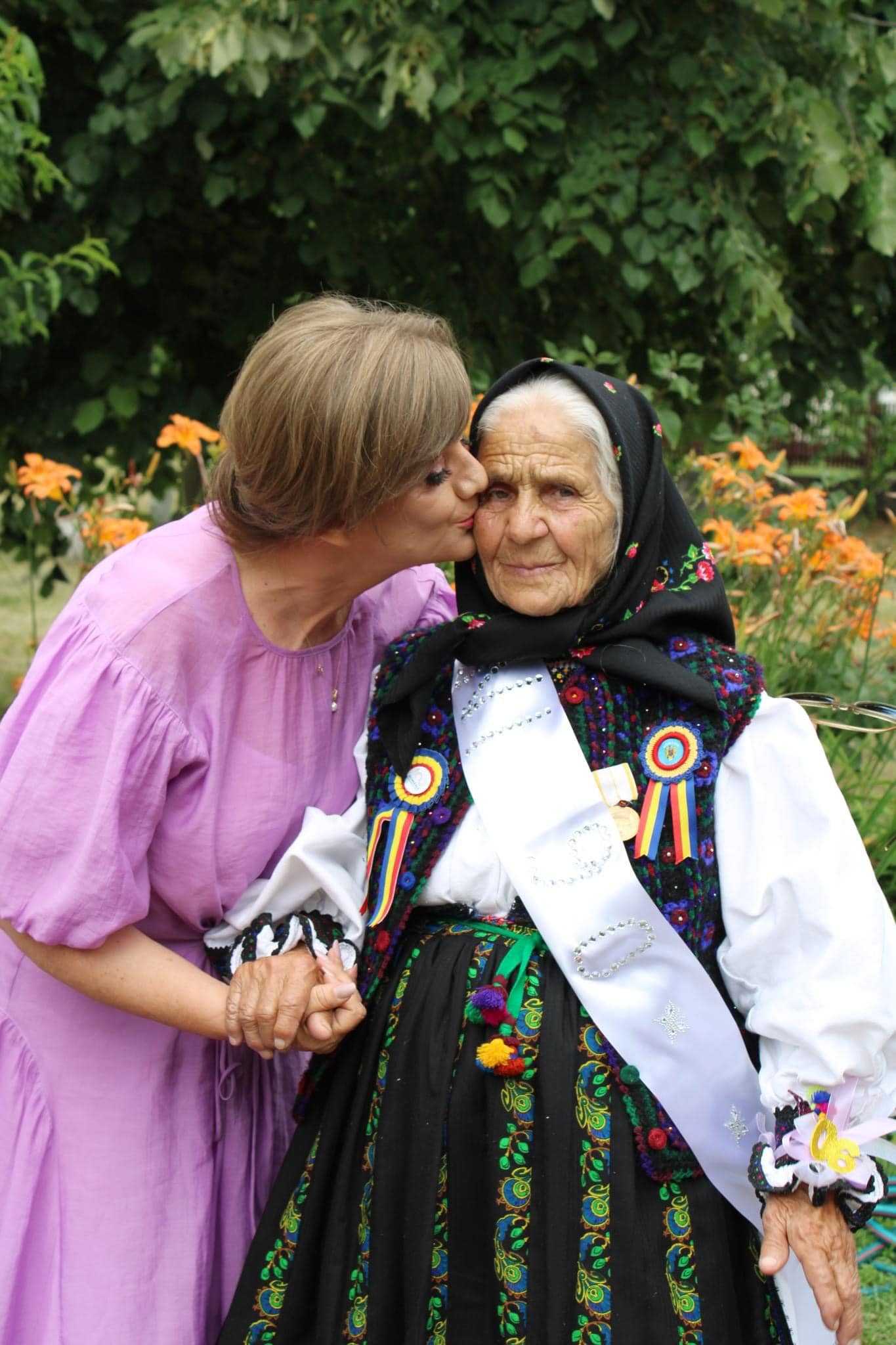 La mulți ani, mătușă Floare Finta! Comunitatea din Negrești Oaș, alături de Tezaurul lor uman viu