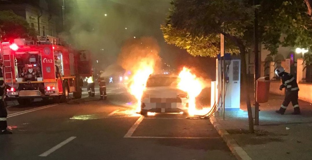 FOTOGALERIE. Autoturism electric în flăcări la Satu Mare. A ars ca o torță. Pericol de explozie