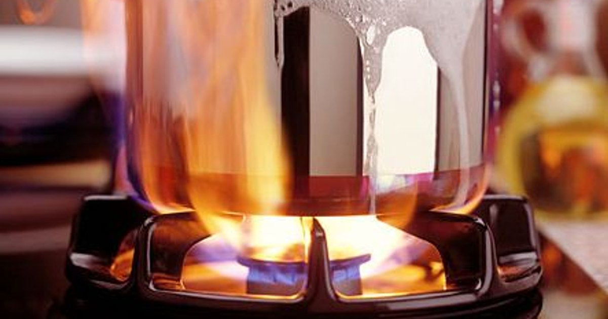 Incendiu evitat la limită într-un apartament din Satu Mare. Oala uitată pe aragaz a inundat locuința cu fum