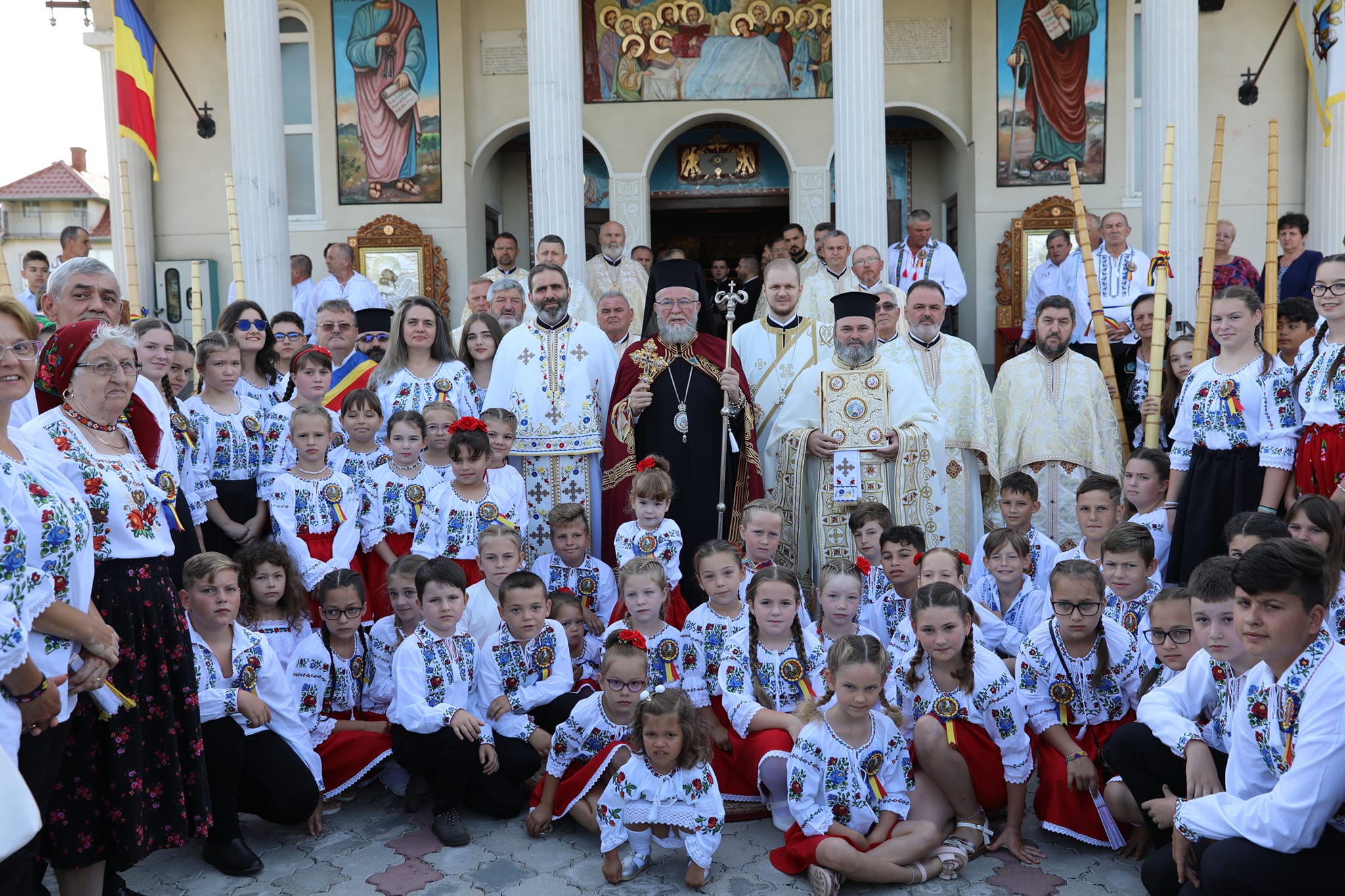 FOTO. PS Iustin, prezent la Centenarul satului Lucăceni. Liturghie Arhierească