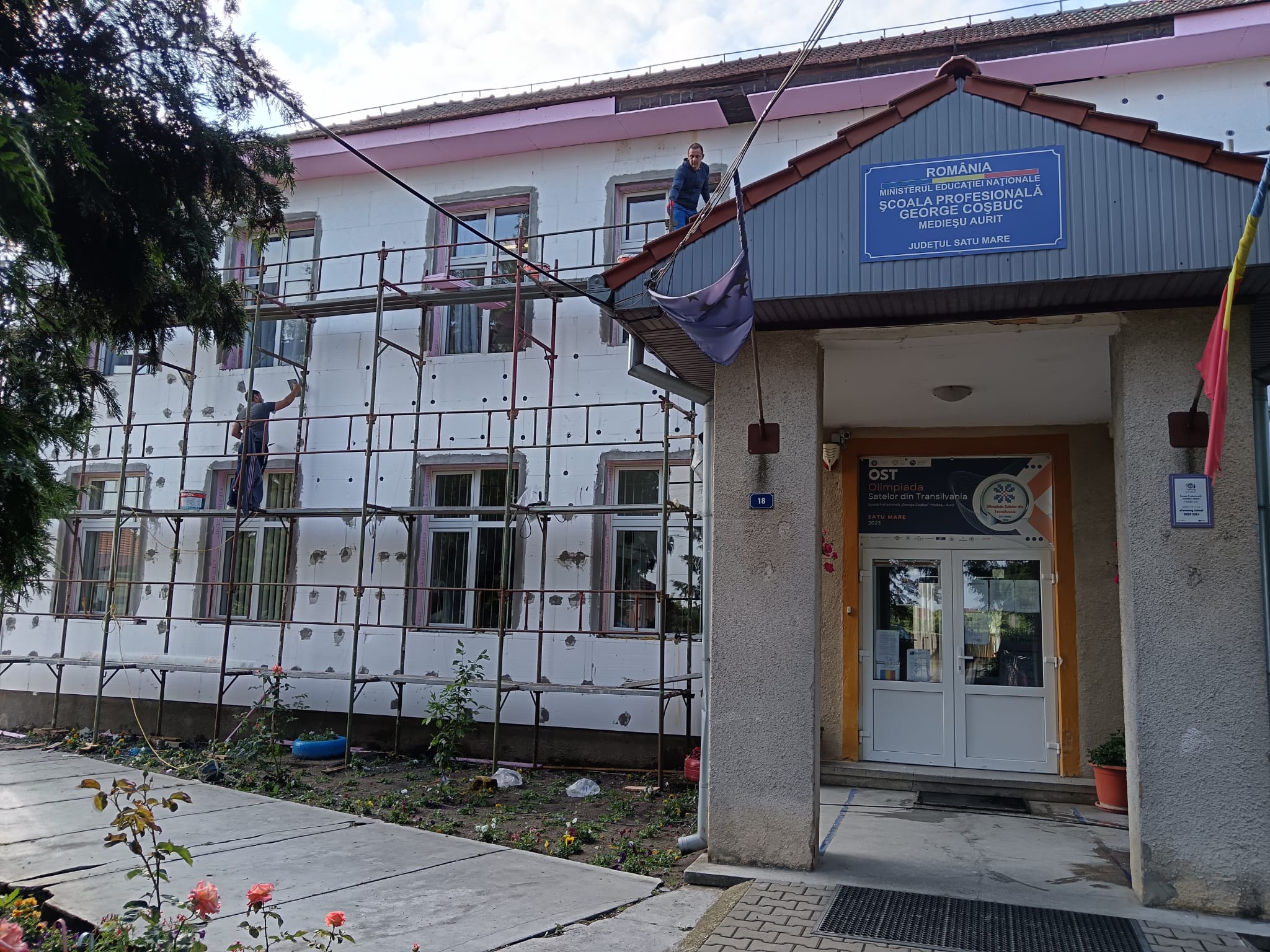 FOTO: Anveloparea Școlii din Medieșu Aurit, aproape finalizată