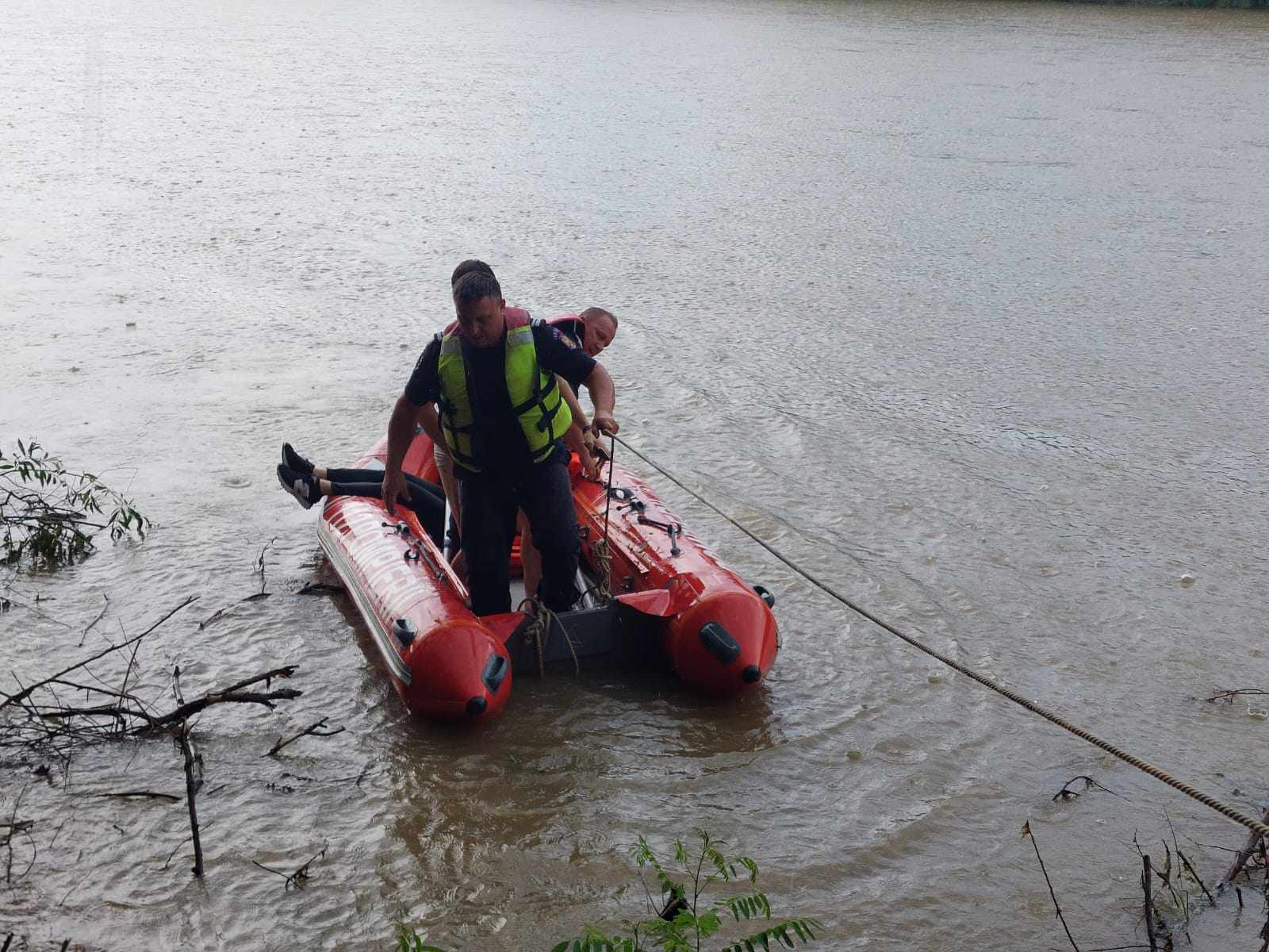 Tânără, salvată în ultimul moment din apele Someșului. A avut noroc cu un tânăr cu spirit civic
