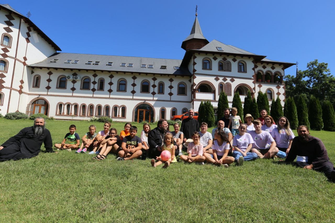 FOTO. PS Părinte Timotei Sătmăreanul a fost prezent la tabăra ,,Eroii Luminii” de la Mănăstirea Scărișoara Nouă