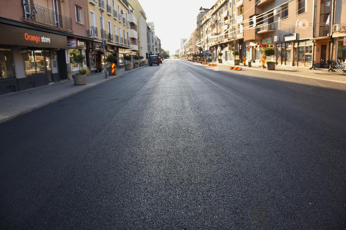 FOTO. Bulevardul Ion I.C. Brătianu a fost asfaltat într-o singură noapte. Procesul de modernizare continuă!