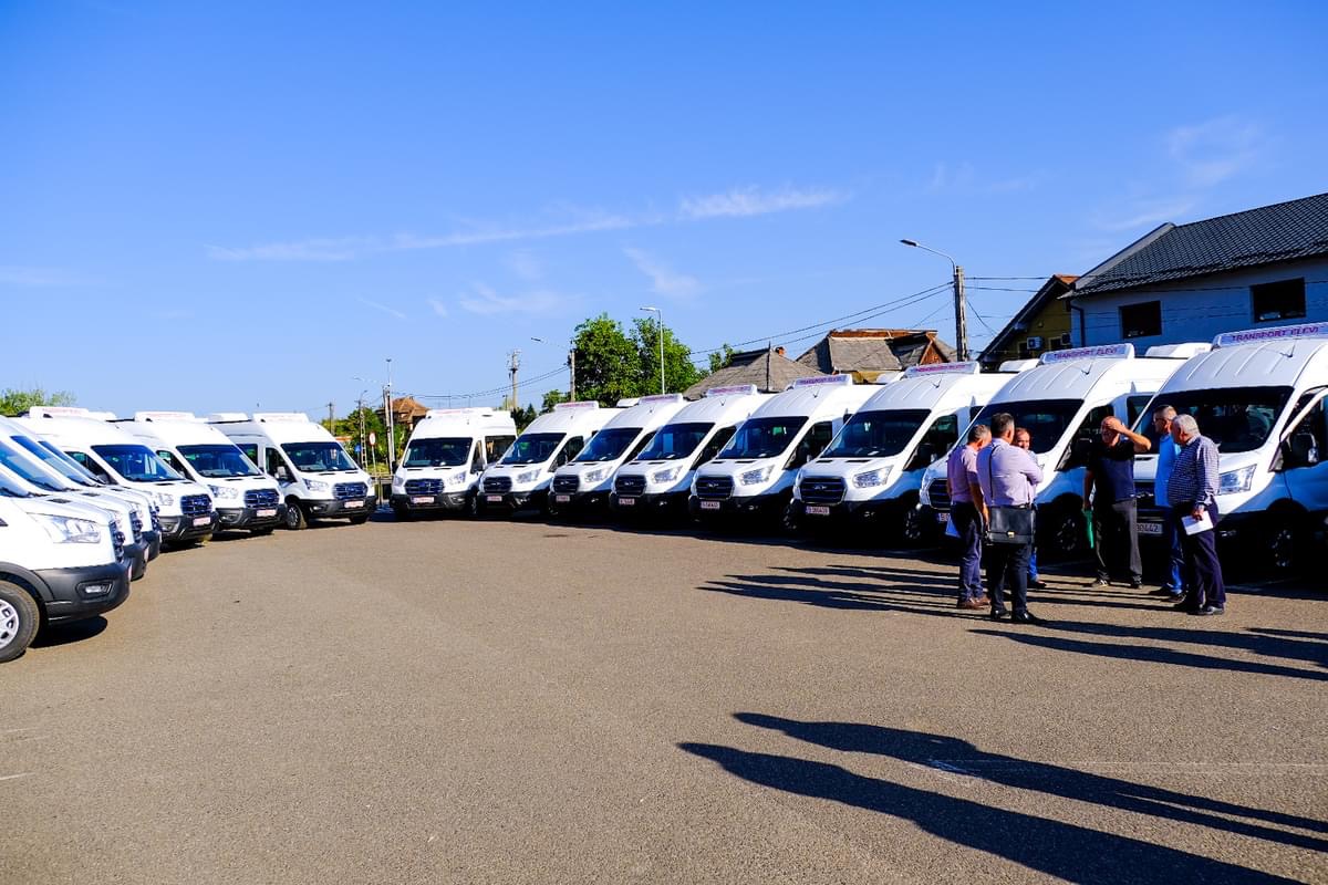 FOTO. Consiliul Județean Satu Mare a predat astăzi primăriilor din județ ultimele 16 microbuze școlare electrice!