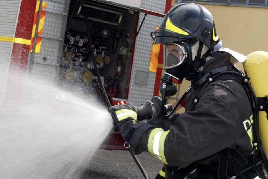 Incendiu la Panourile Fotovoltaice pe Acoperișul unei Hale din Satu Mare