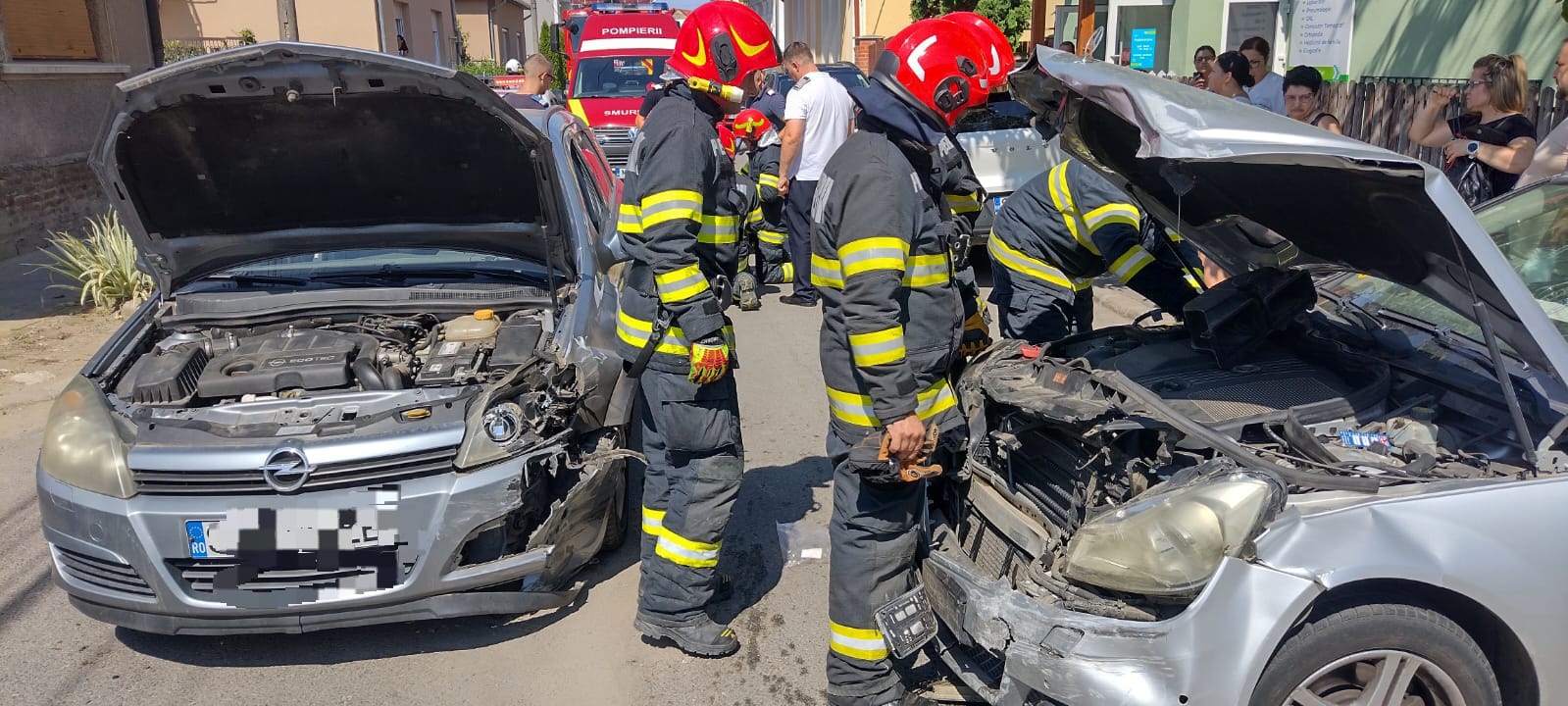 Accident grav în Carei. Pompierii intervin pentru extragerea unui șofer de 50 de ani dintr-un autoturism implicat într-un eveniment rutier