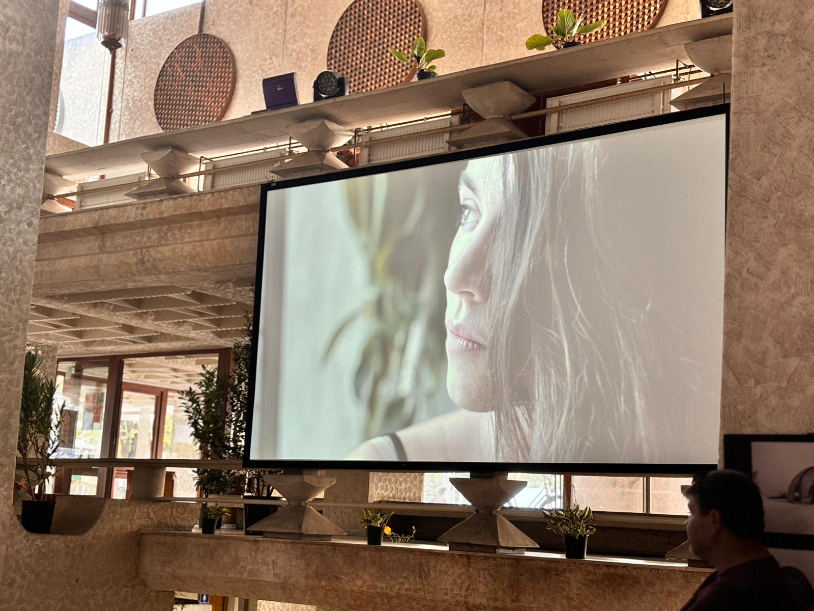 Expoziția de fotografie „PRIVILEGE” redeschide seria Pho-T0ne la Satu Mare