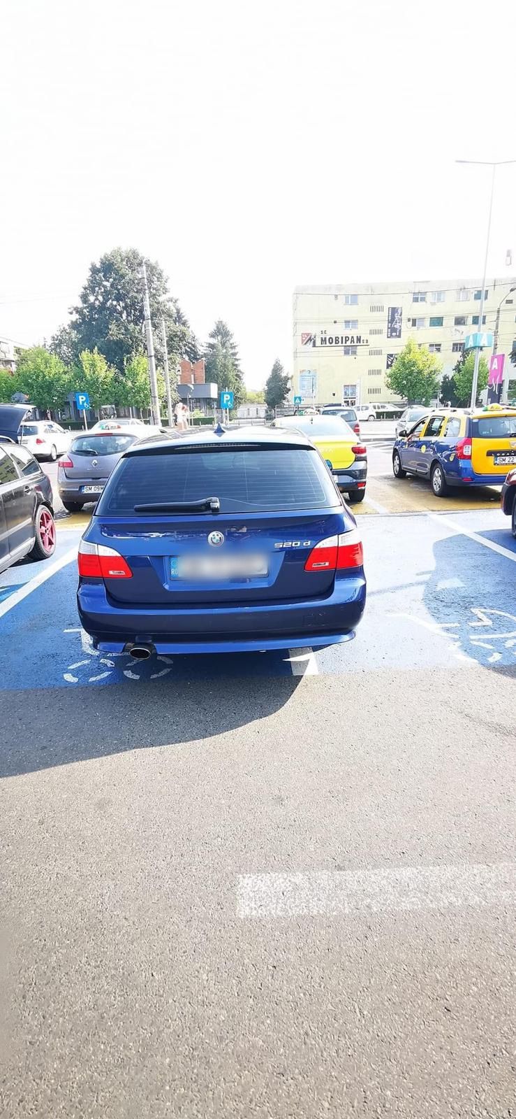 Nu pe unu’, ci pe două... parchează acest băieţaş