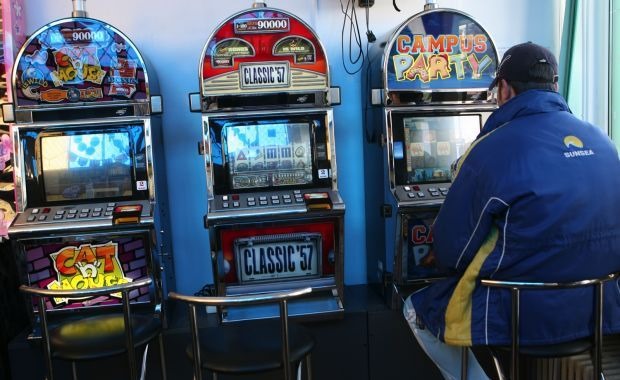 Bărbat în stare de ebrietate  a spart aparatele de noroc  din incinta unui bar