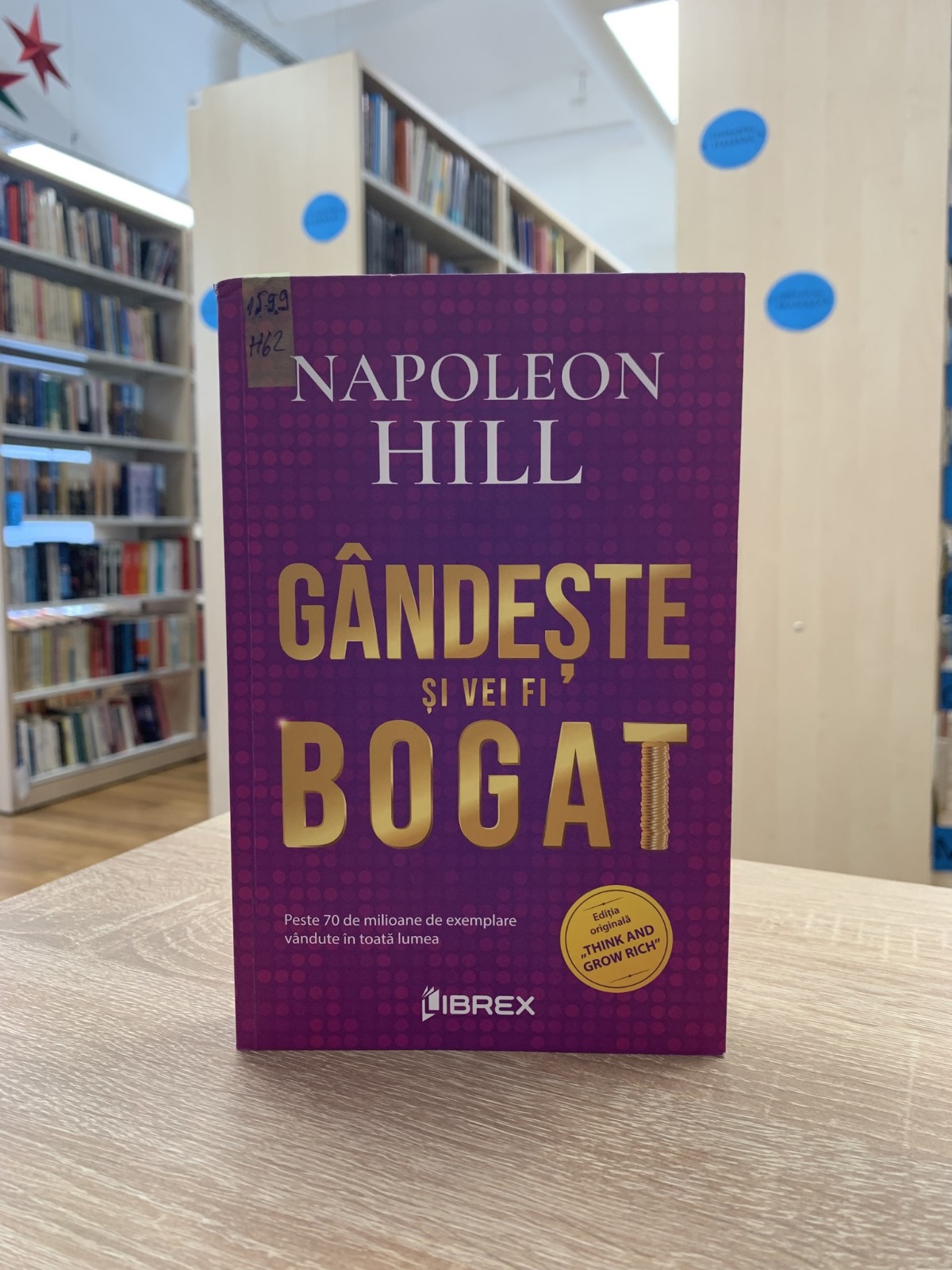 Biblioteca Județeană Satu Mare vine cu un volum impresionant, intitulat „Gândește și vei fi bogat”, scrisă de către autorul american de cărți de literatură motivațională, Napoleon Hill