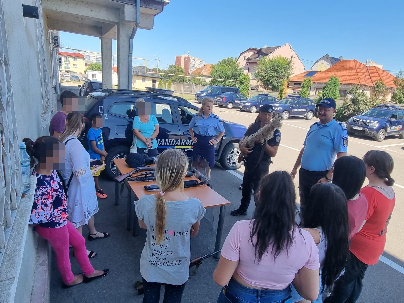 EDUCAȚIE. Bucurie şi zâmbete de copii în curtea Jandarmeriei Satu Mare