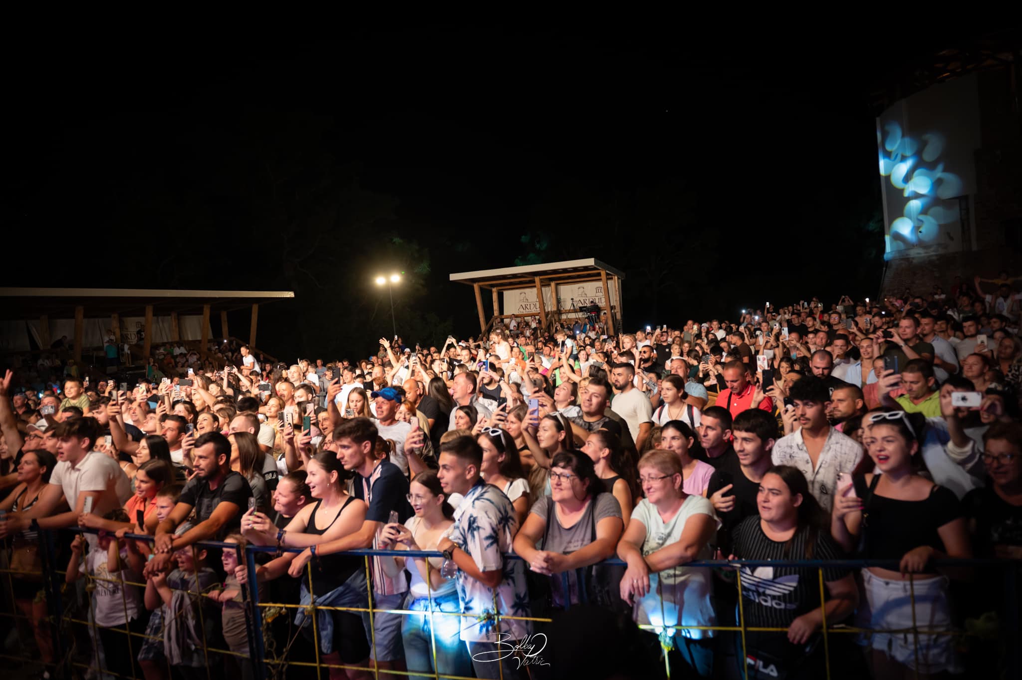 FOTO. Sute de spectatori la concertul de muzică folk de la Cetatea din Ardud