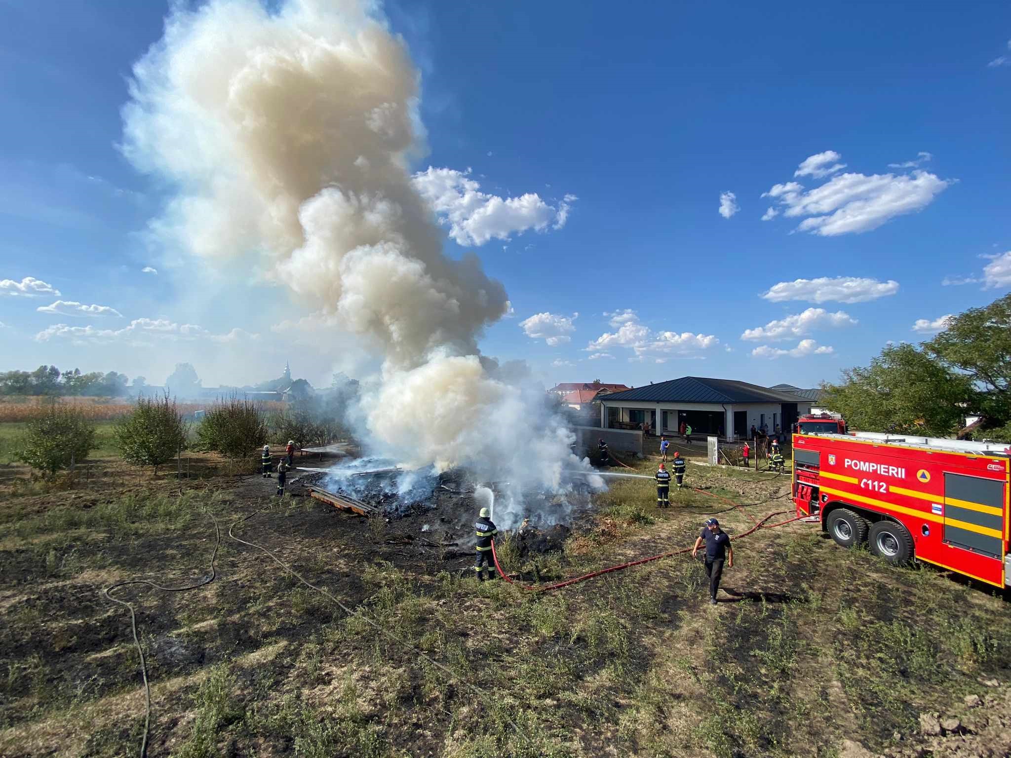FOTO. Locuință salvată în ultimul moment de pompieri. Flăcările se apropiau amenințător