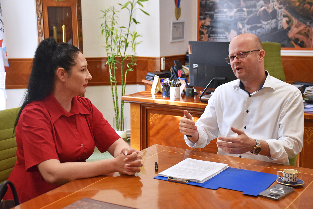 Primarul Kereskényi Gábor a semnat contractul privind dotarea școlilor cu mobilier