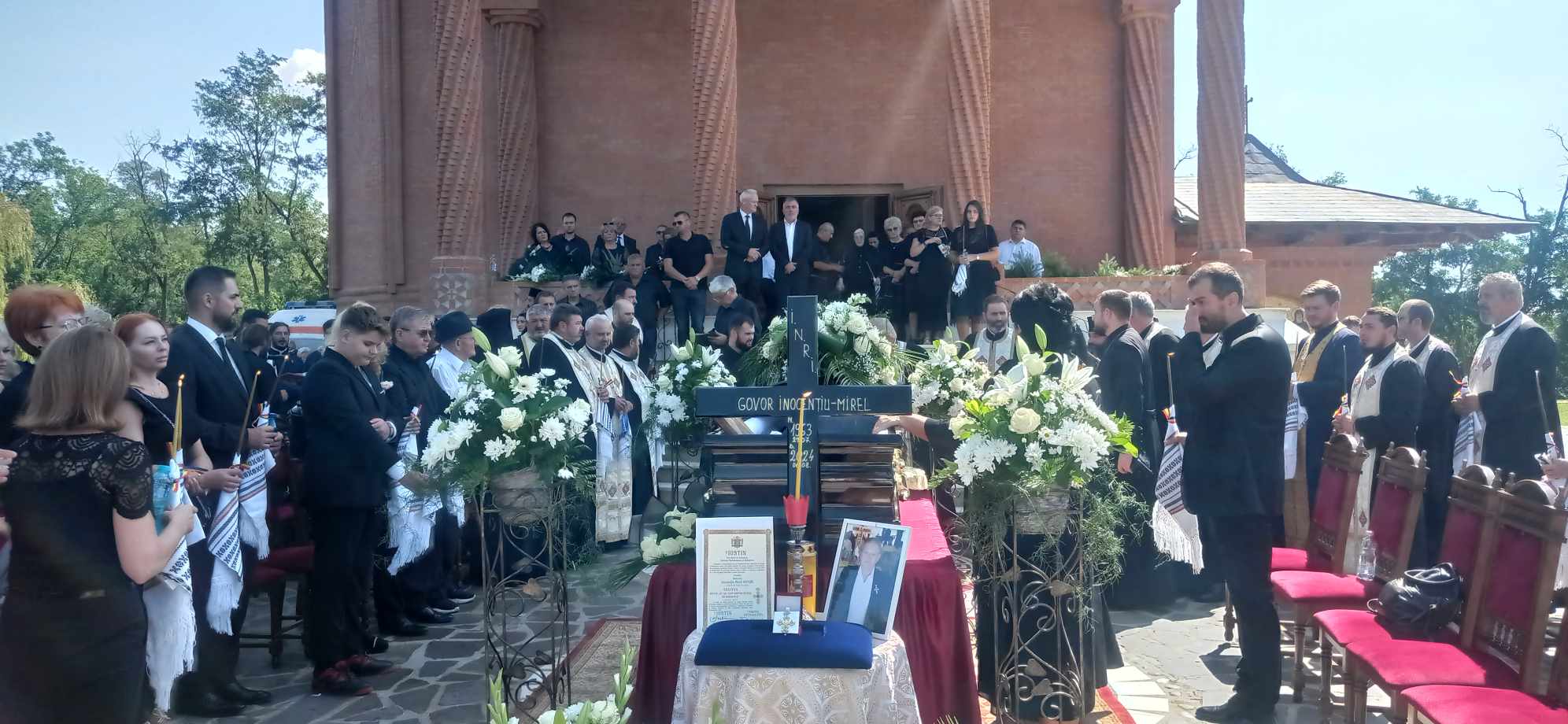 FOTOGALERIE. Ctitorul Mănăstirii Scărișoara, condus pe ultimul drum. Sute de prieteni alături de Mirel Govor