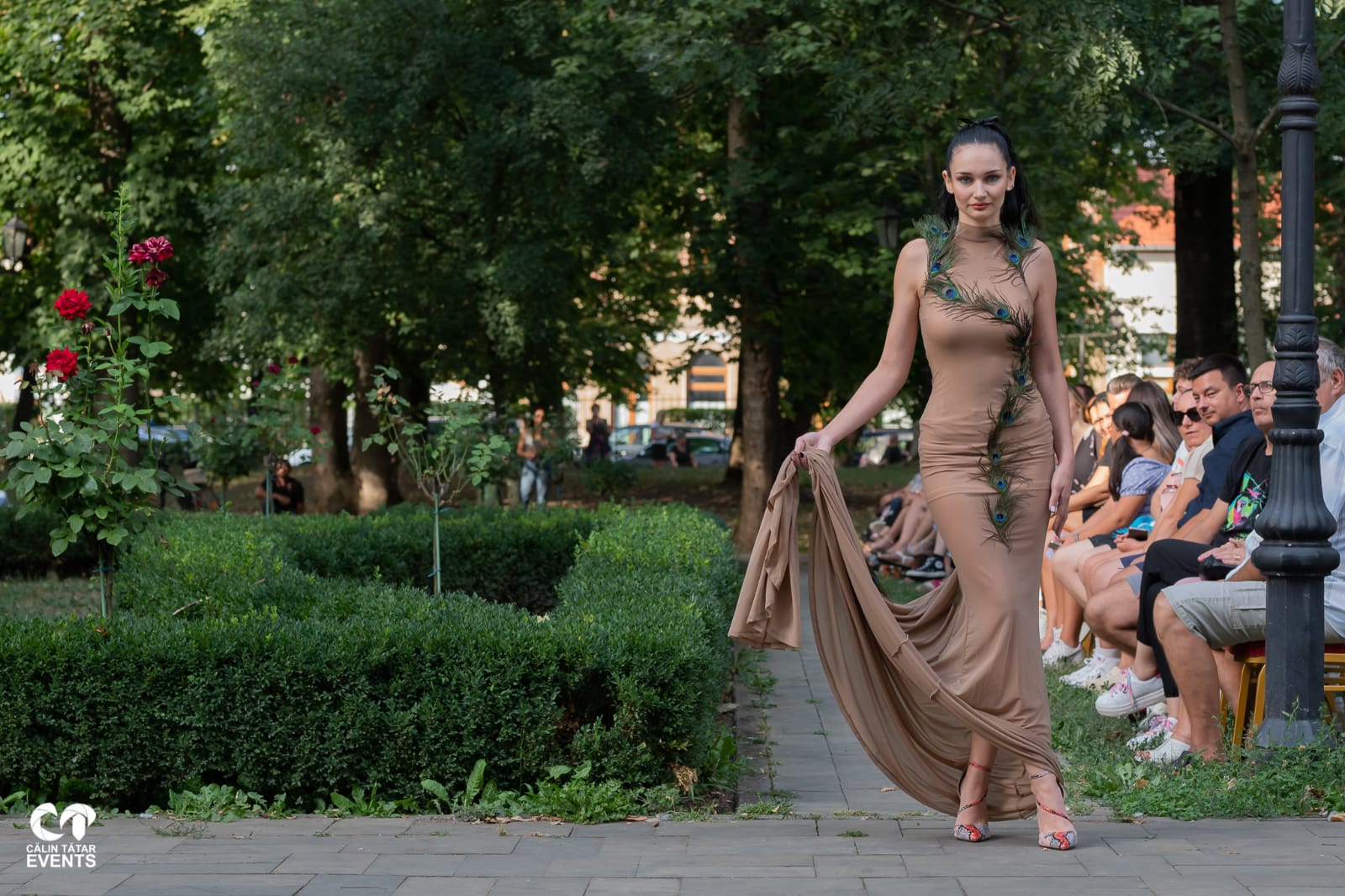 Debut de senzație în lumea modei. Loredana Verdeș a strălucit la Fashion Show-ul Extravaganza de la Castelul Karolyi din Carei