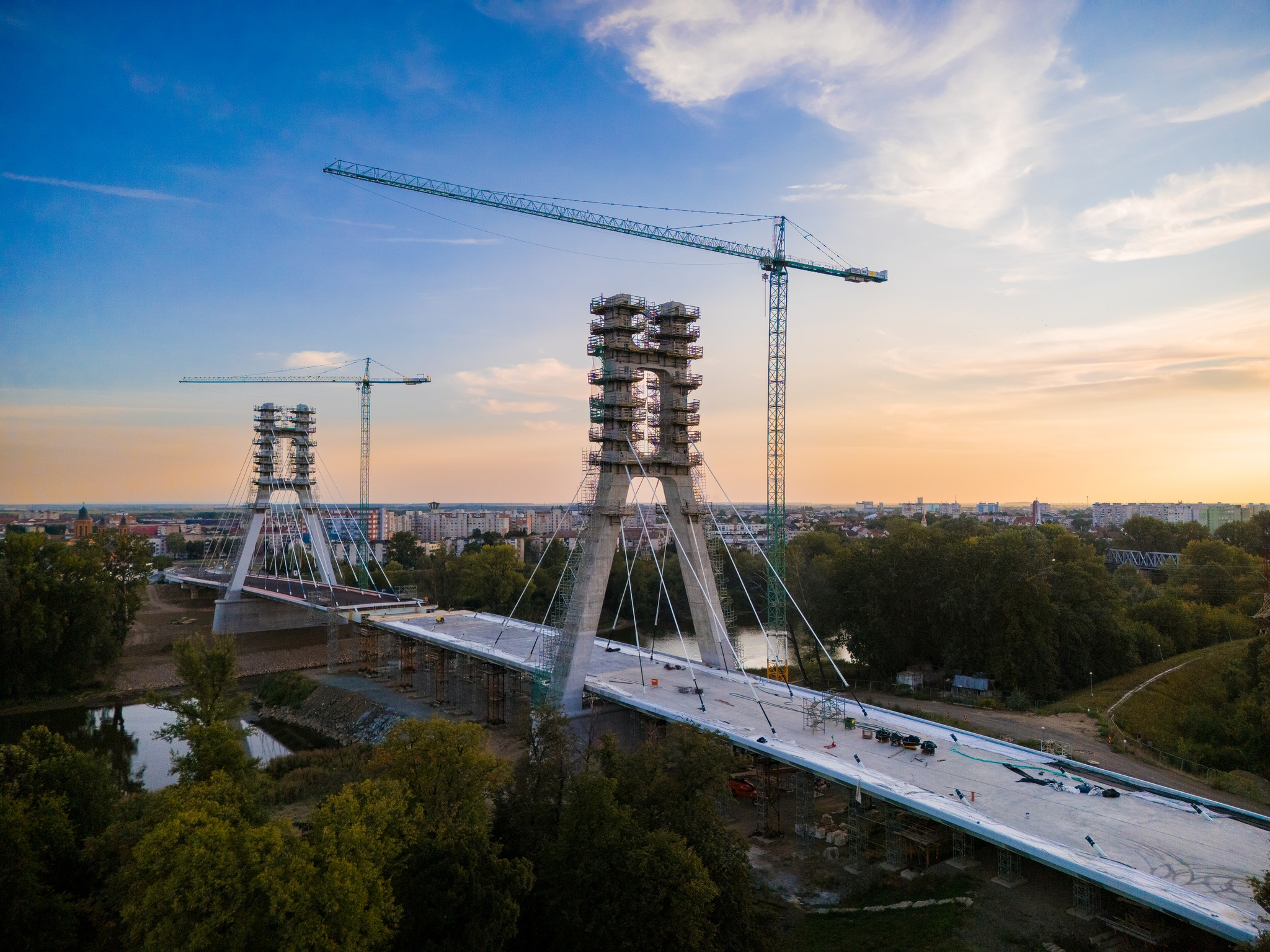 Acțiunea de tensionare a hobanelor la podul de peste Someș continuă