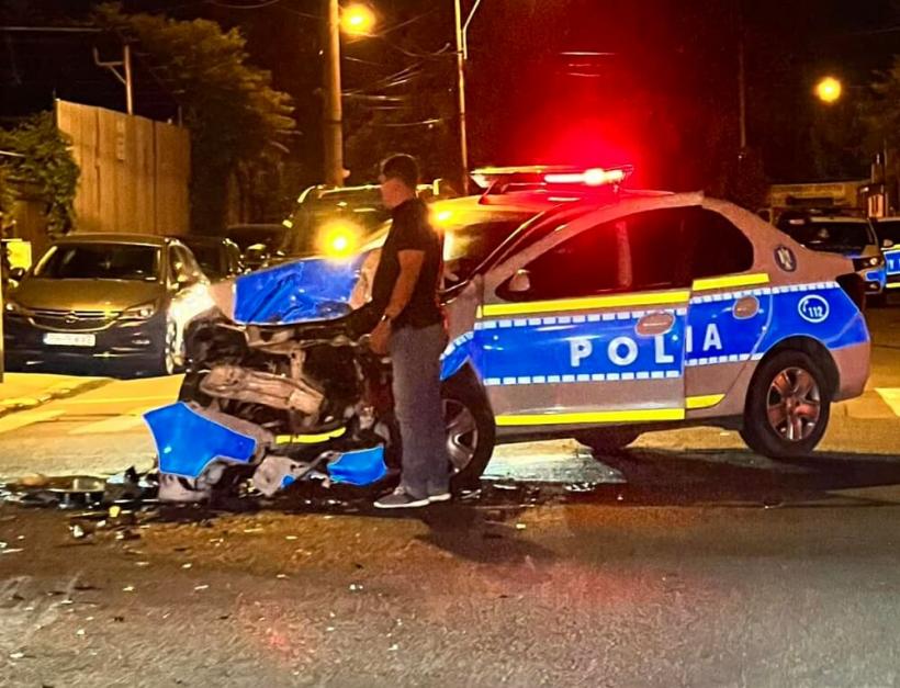 ACCIDENT. Mașină de poliție, lovită de un oșan neatent. Trei bărbați, din care doi polițiști, răniți