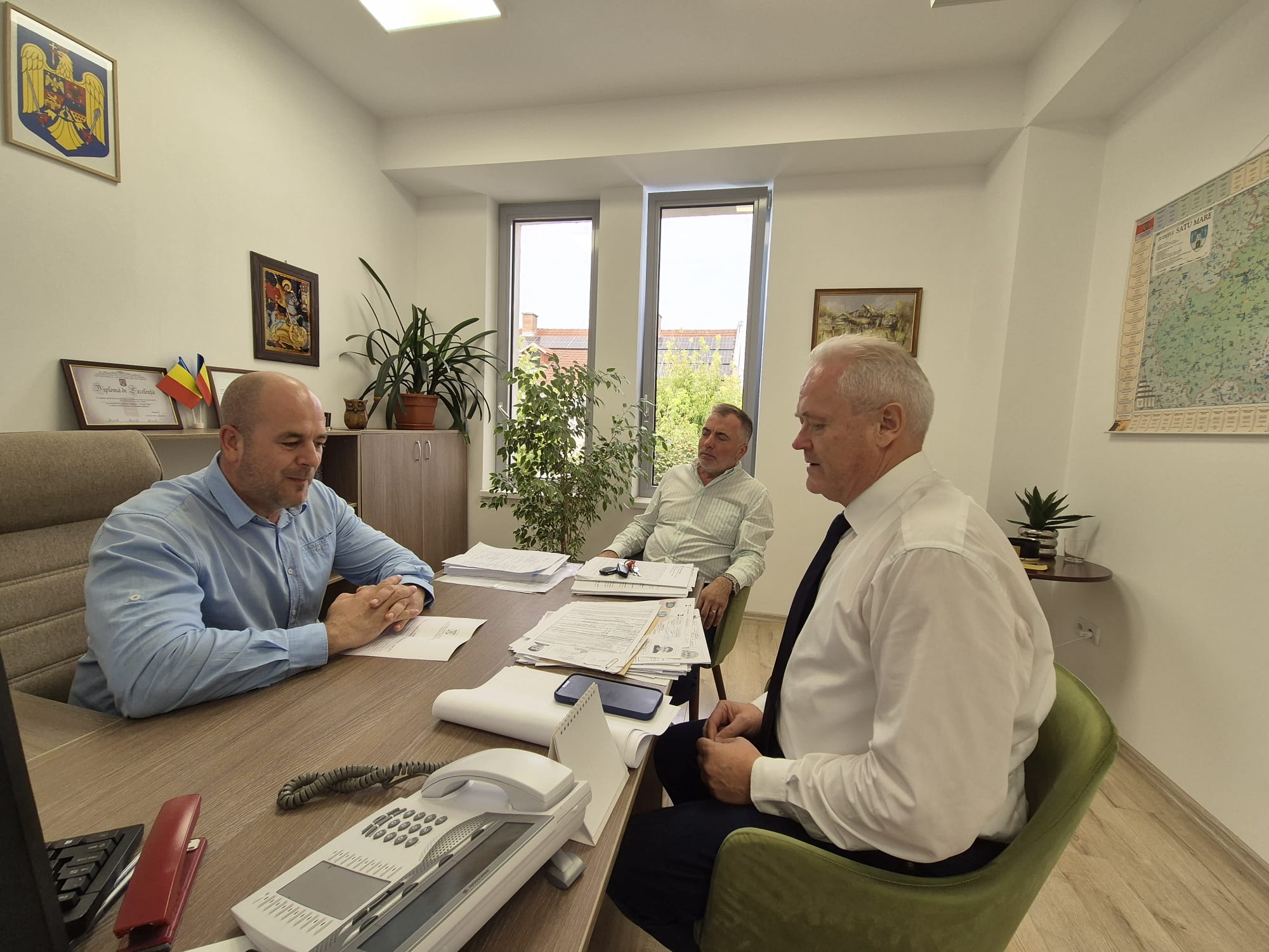 PAȘAPOARTE. Prefectul Ioan Tibil discută măsuri de optimizare la Serviciul de Pașapoarte Satu Mare