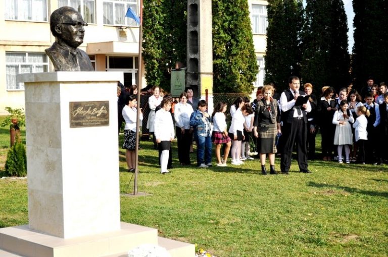 Sanislău: Un Colț de Istorie și Tradiție în Satu Mare.  Localitatea a dat de-a lungul timpului o serie de  personalităţi politico-culturale