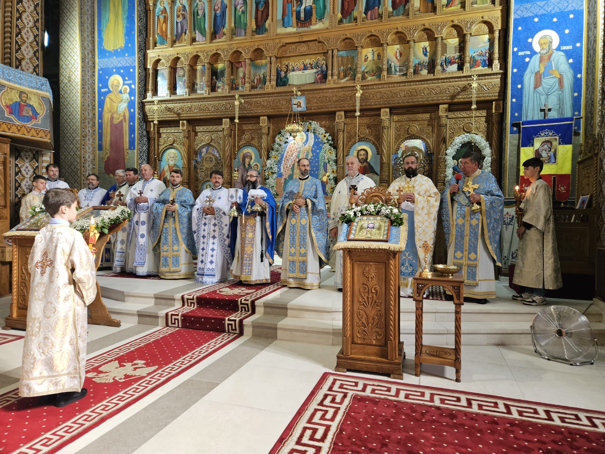 De praznicul Naşterii Maicii Domnului, Biserica Ortodoxă din cartierul Soarelui, a îmbrăcat haine de sărbătoare.