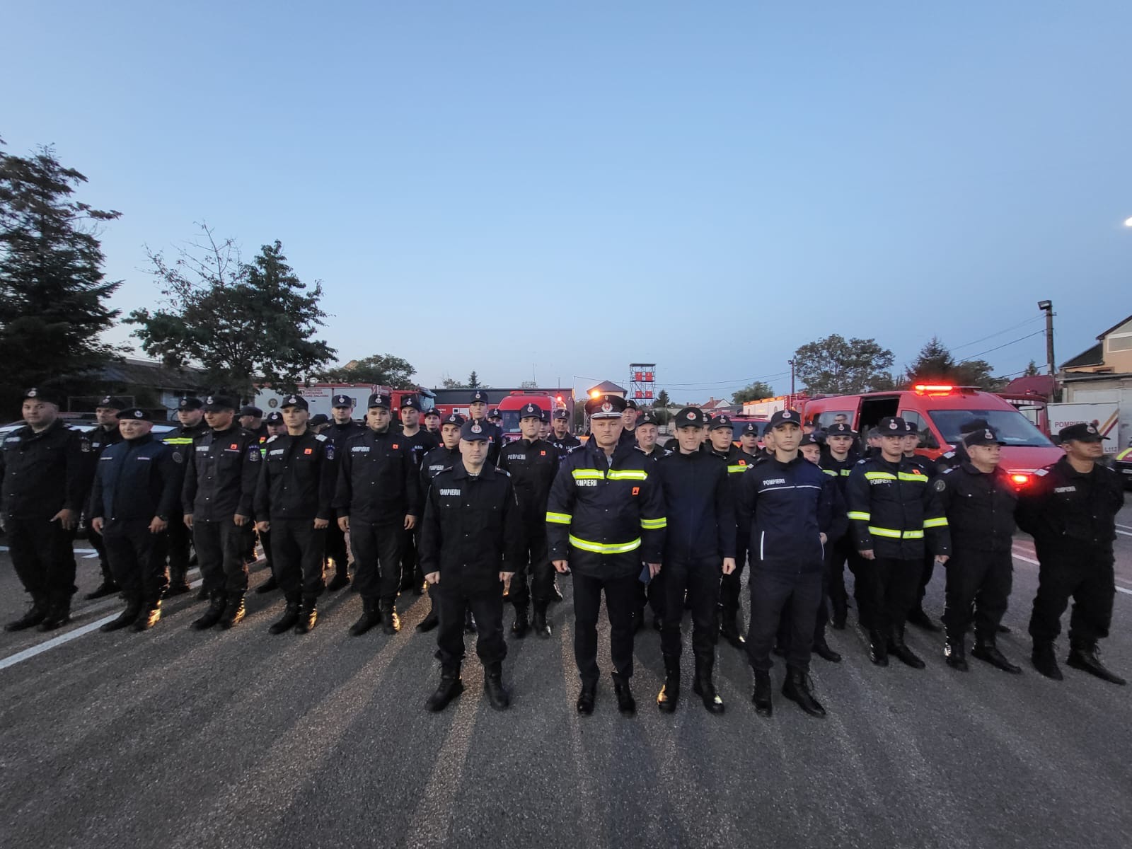 FOTO. Pompierii militari sătmăreni - 𝐦𝐢𝐬𝐢𝐮𝐧𝐞 𝐝𝐞 𝐬𝐩𝐫𝐢𝐣𝐢𝐧 𝐢̂𝐧 𝐣𝐮𝐝𝐞𝐭̦𝐮𝐥 𝐆𝐚𝐥𝐚𝐭̦𝐢