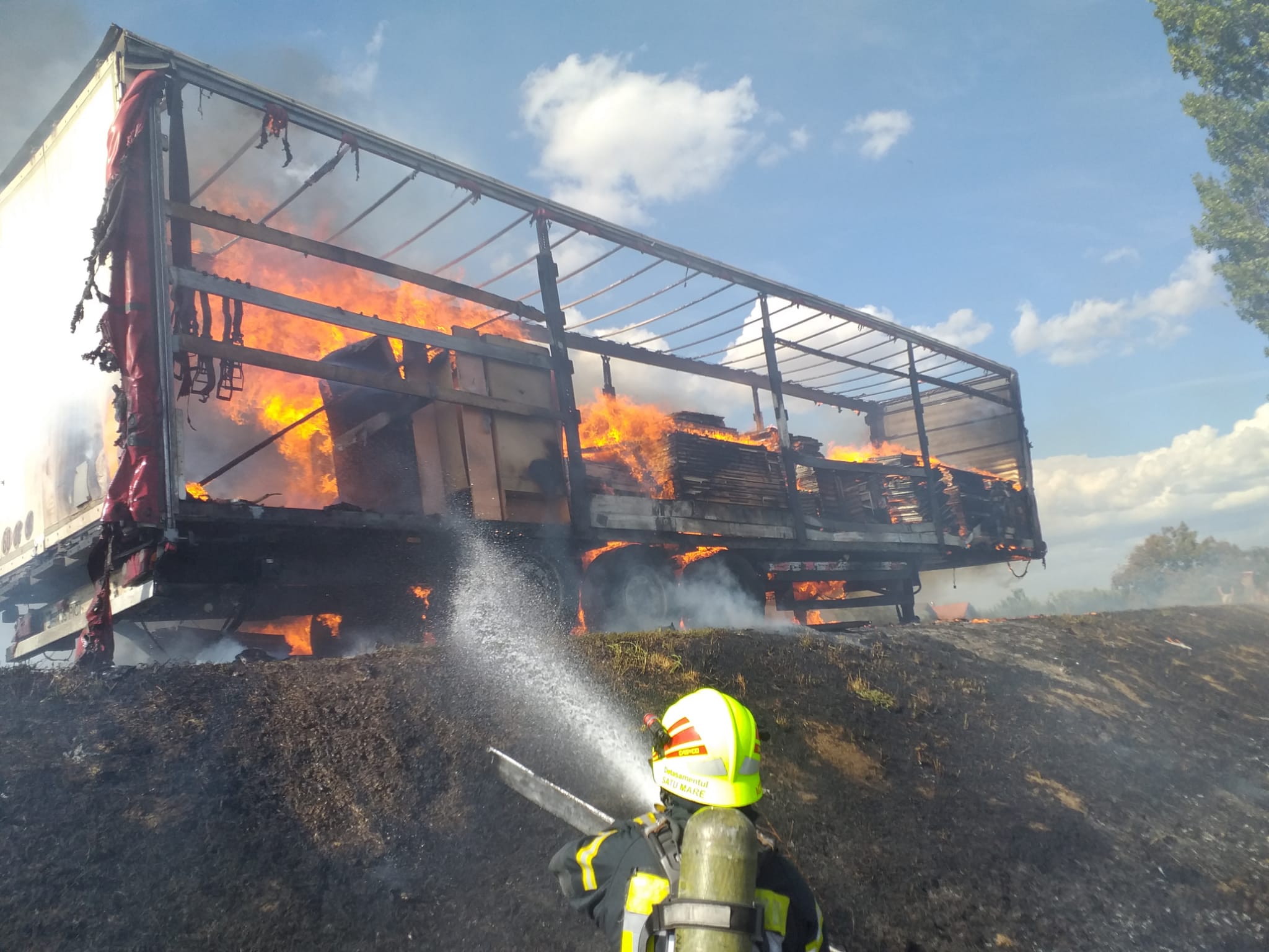 FOTO. Incediu devastator în județ. 12 tone de material lemnos au ars, iar trei autospeciale cu apă și spumă cu 12 cadre militare au intervenit