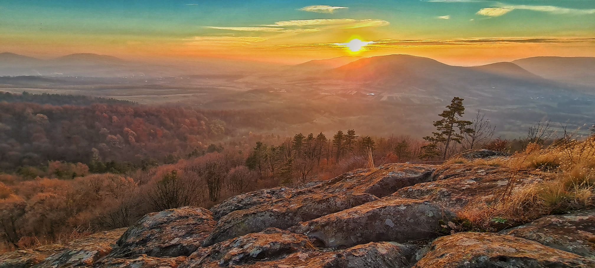 Salvamont Satu Mare vă înștiințează:  În parcurgerea traseelor turistice montane amenajate pe cabluri „Via Ferrata” purtarea echipamentului de protecție este obligatorie!