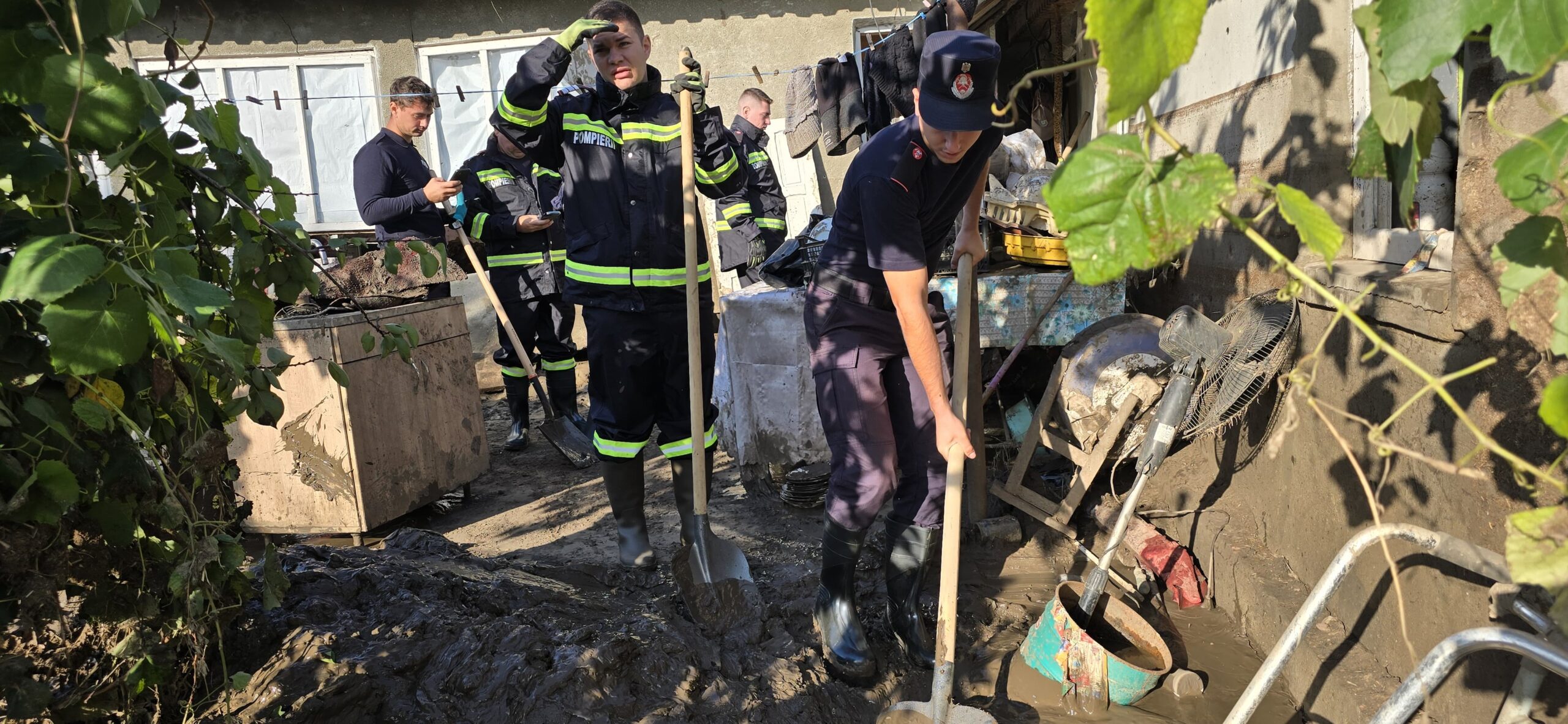 Pompierii sătmăreni, în misiune de salvare în județul Galați. 42 de salvatori mobilizați pentru a ajuta comunitățile afectate de inundații