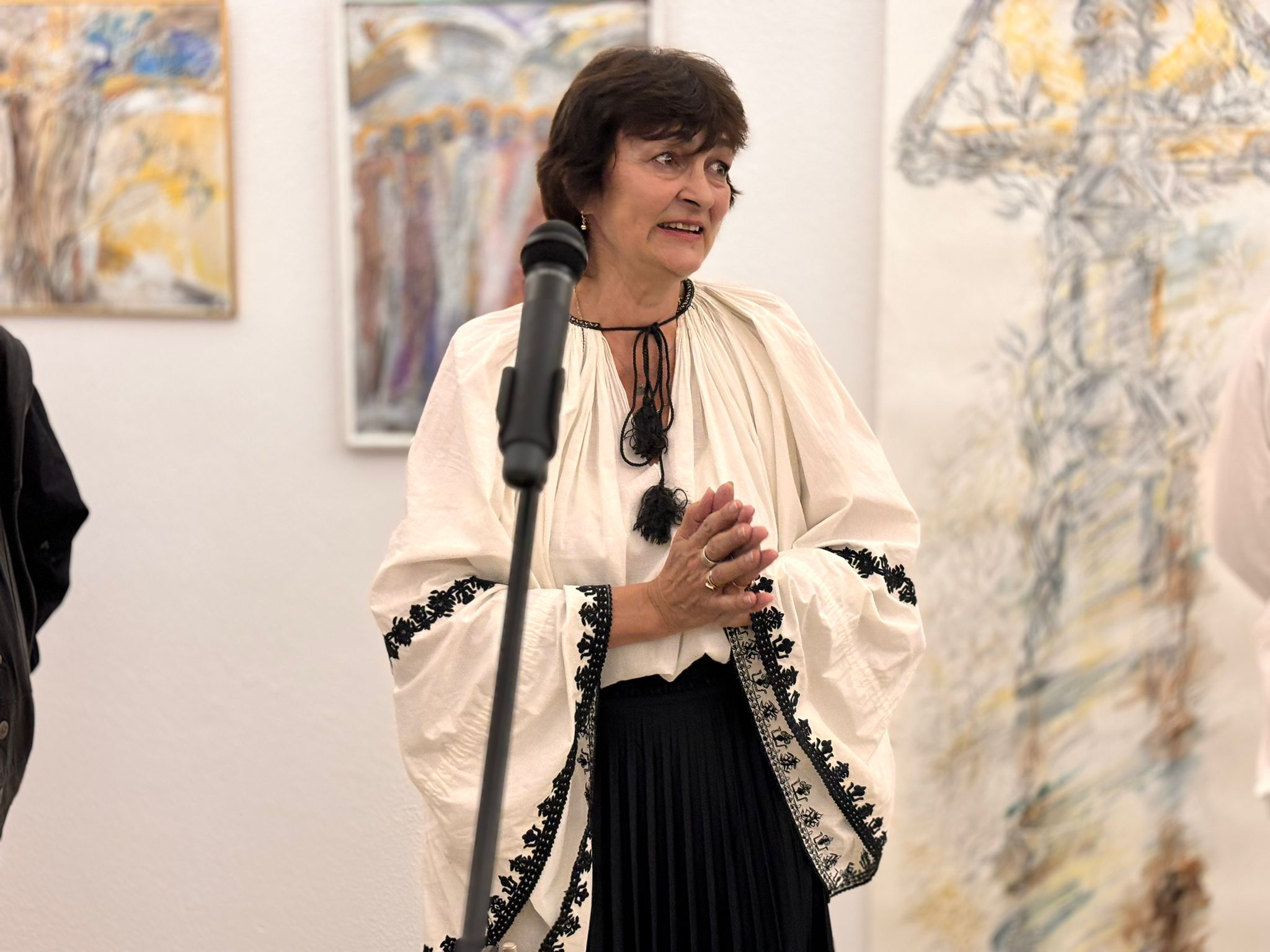 Expoziția „Retrospectivă” a Cristinei Gloria Oprișa, vernisată la Muzeul de Artă. O celebrare a jumătății de secol în slujba artei sătmărene