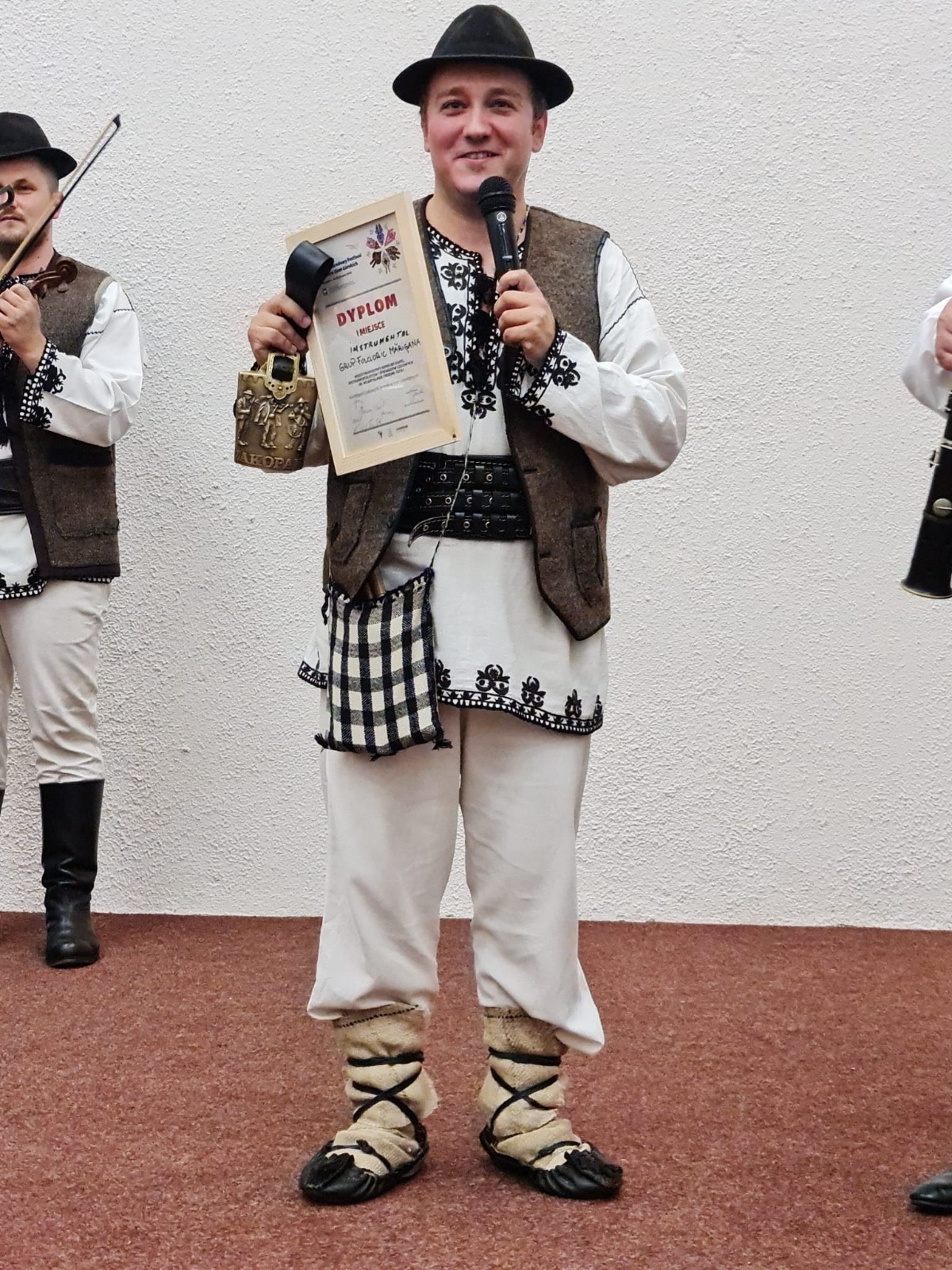 FOTO. Lansare de carte - „De la munte pe hămoacă. 100 de ani de la colonizarea moților”, autor Răzvan Roșu