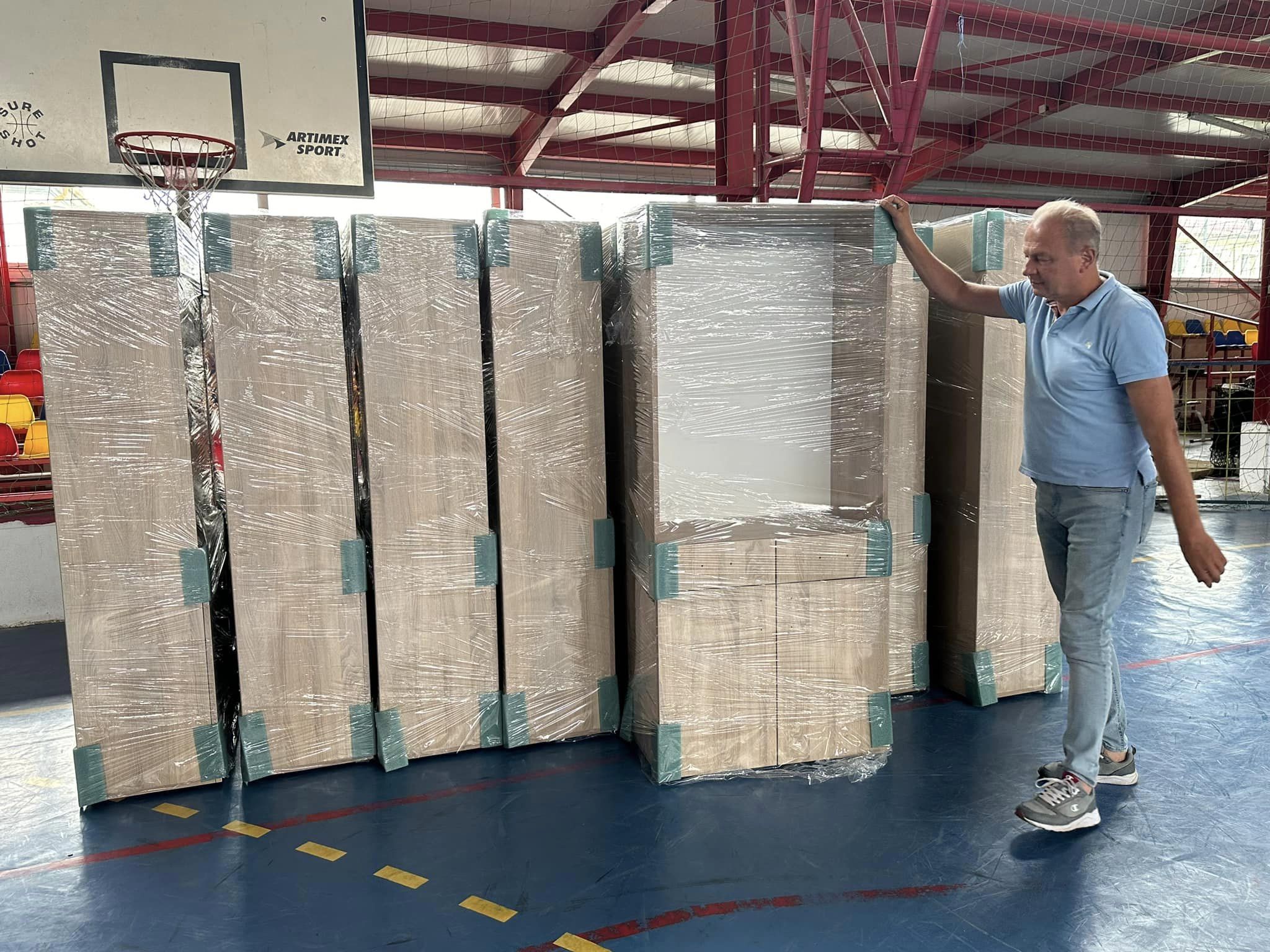 FOTO. A sosit mobilierul pentru școlile și grădinițele din Ardud