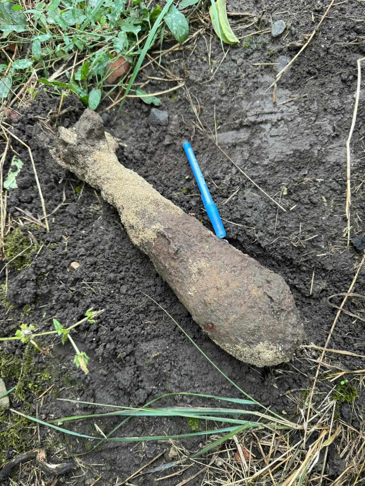 FOTO. Pericol de explozie în județ. Bombă neexplodată, găsită în pământ