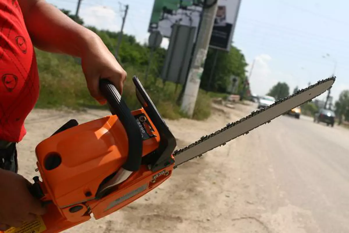 Scandal cu drujba!!! Amenința oamenii pe stradă