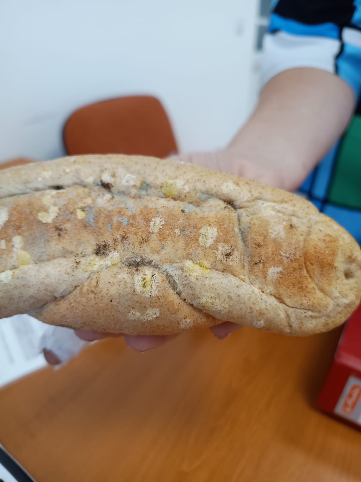 ALARMANT! Cornuri și biscuiți cu mucegai, infectate cu insecte, distribuite copiilor din județul Satu Mare