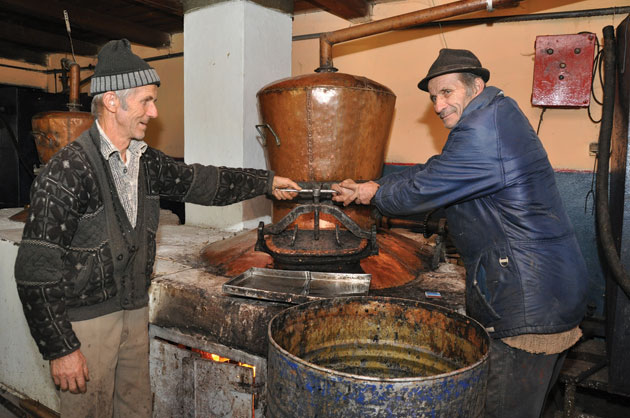 Proiect de lege pentru triplarea cantităţii de pălincă pe care românii o pot produce în gospodărie